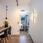 A & B Minimal With Sea View In דירה