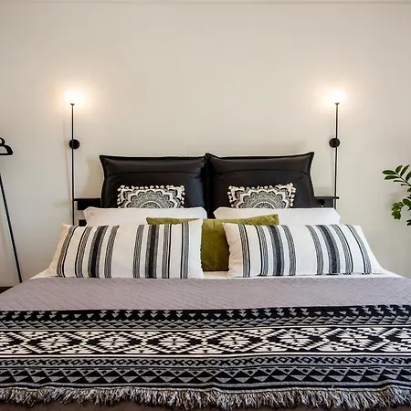 A & B Minimal With Sea View In Apartment