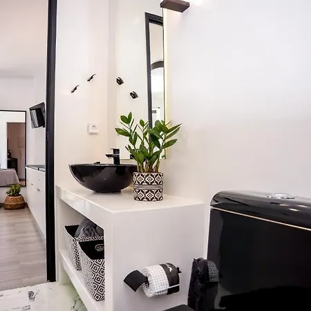 A & B Minimal With Sea View In Apartment *